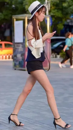 街拍高挑短褲白皙逆天大長腿完美身材氣質漂亮帽子女郎