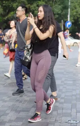 街拍緊身褲辣媽這番豐腴身材，當個教練還是綽綽有餘的吧？