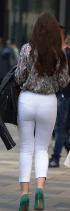 緊身白褲豐腴修長雙腿洋女郎