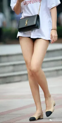 街拍黑色超短熱褲雪白如玉修長大白腿精緻面孔氣質美女