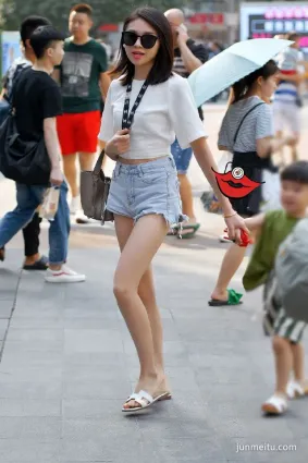 街拍辣媽真空上陣，穿露背裝帶小孩逛街
