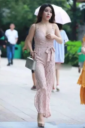 街拍美少婦強大的氣場，讓我有些透不過氣！