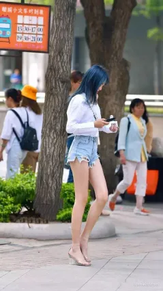 街拍熱褲長腿靓妹！