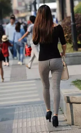 街拍穿着緊身褲的時尚熟女，曼妙的身姿真美麗!