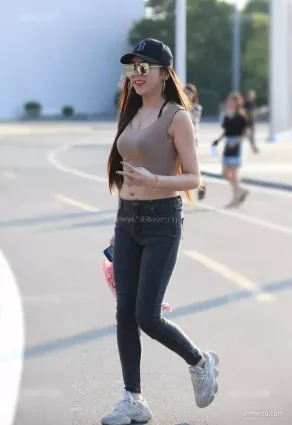 街拍披肩發身段好顔值高穿搭簡約時尚美麗大方