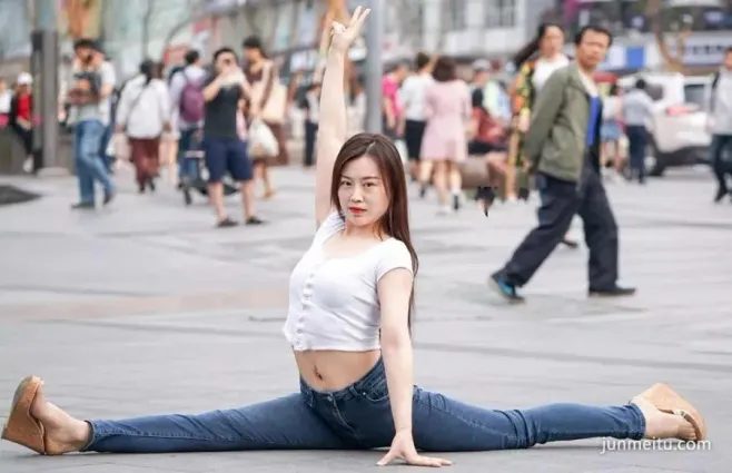 街拍牛仔褲美女一字馬高難度 一般人沒這兩下子