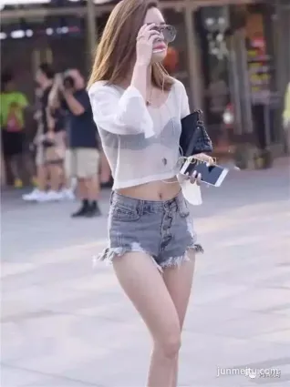 透明上衣搭配短褲魅惑衆生,街頭最美的風景線