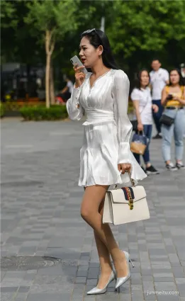成熟女人穿白裙肉絲，也能穿出小仙女的感覺