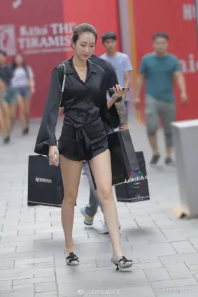 街拍美少婦美美的大長腿讓人移不開眼