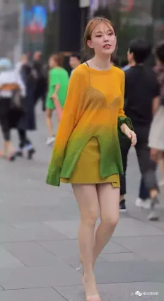 街拍既清純又狂野，小姐姐很有性格