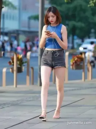 牛仔熱褲雪白修長雙腿露臍裝妹紙