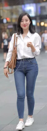 三裡屯街拍，緊身牛仔褲豐腴妹子，清純可愛！