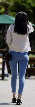 緊身牛仔褲美女，氣質爽朗大方，體态豐腴迷人