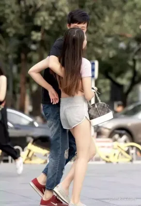 街拍熱褲美女小哥哥當街這樣做有點過分