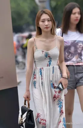 街拍大師吊帶裙低胸性感迷人的氣質