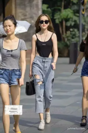 街拍牛仔褲哪位好心人可以告訴我，這衣服該怎麼穿上去？