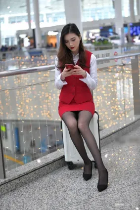 制服美女穿黑絲襪，一雙美腿太惹眼