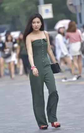 街拍笑起來真好看，自信美