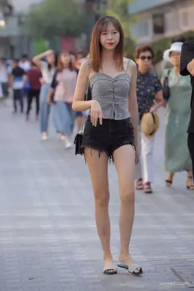 牛仔熱褲大白腿氣質淑女，完美體現她那纖細的身材