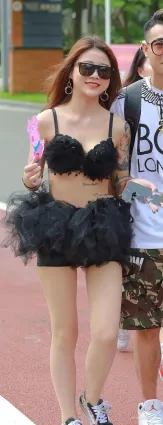 超短熱褲小蠻腰修長大白腿氣質墨鏡美女