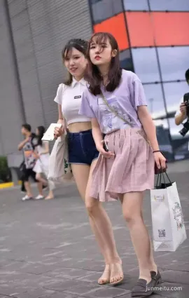 街拍太古裡年芳二十五，美得很魁梧