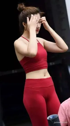 街拍美女緊身運動裝虜獲男人的心！