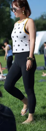 街拍身姿窈窕的緊身褲豐腴瑜伽女郎