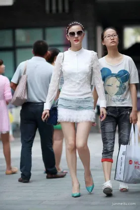 購物商廈街拍的氣質美女，迷人顯瘦的打扮，盡顯女神風範