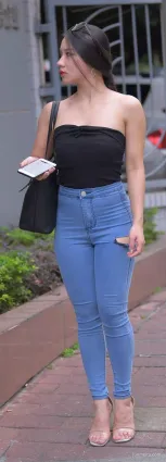 街拍緊身破洞牛仔褲修長雙腿豐腴渾圓露肩氣質女郎