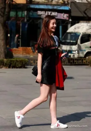 街拍高挑黑色短袖T恤黑色皮短裙皮膚白皙長腿氣質女郎