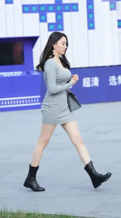 街拍時尚韻味搭配，展現魅力身材