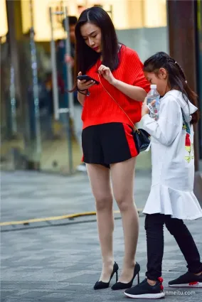 街拍聯盟紅衣肉絲襪高跟辣媽，真看不出女兒都這麼大了