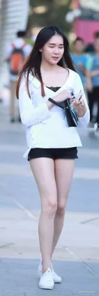 高挑熱褲雪白如玉大長腿氣質美女，每走一步都在撩！