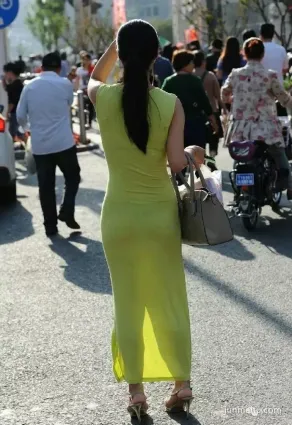 街拍少婦穿緊身連衣裙逛街，辣眼睛！