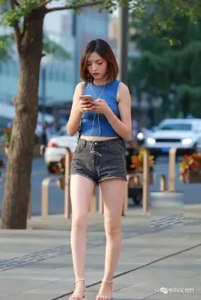 街拍藍色針織背心搭配牛仔短褲，讓時尚提前起跑