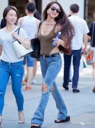 時尚辣媽穿破洞牛仔褲出街，總感覺哪裡不對