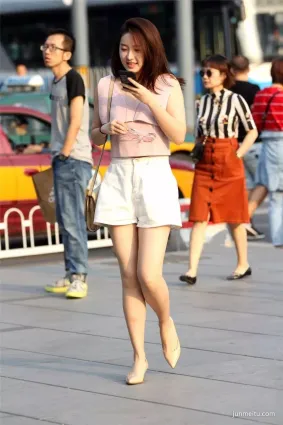 街拍婉順柔美，身材豐腴性感，很漂亮