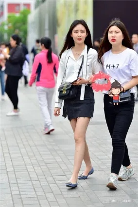 街拍美腿|同樣是一對閨蜜，傳說中的女神和女漢子？