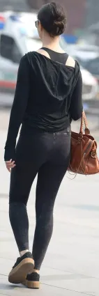 緊身牛仔褲街拍，這個年齡輕熟的女生最迷人了