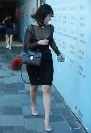 街拍透視連衣裙美少婦，隐約間清晰可見！