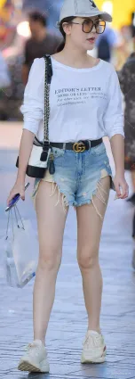 上海街拍牛仔熱褲美女，雪白如玉大長腿時尚性感