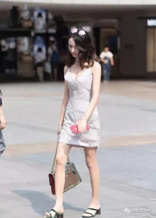 街拍吊帶包臀裙搭配