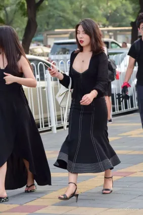 街拍黑色牛仔裙豐盈氣質女郎