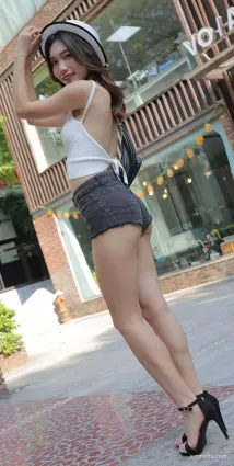 街拍美腿牛仔熱褲美臀女生，s型完美身材