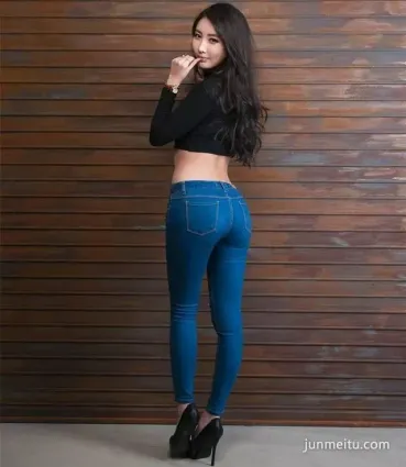 街拍緊身美臀，美女緊身牛仔褲前凸後翹