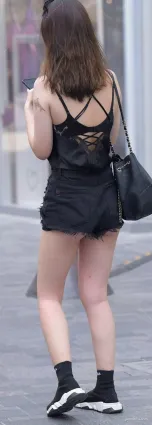 街拍牛仔熱褲時尚穿搭樣子高身段好
