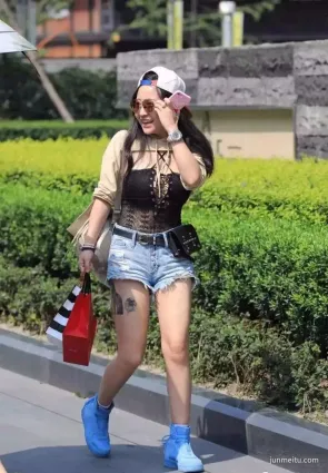 街拍走光蕾絲上衣勾勒出豐腴飽滿的上圍曲線