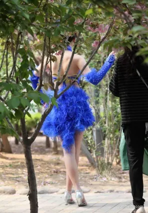 公園偶遇拍藝術照的小姐姐，時髦個性潮流裝的打扮吸引遊客圍觀