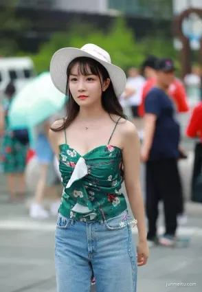 街拍面容清秀顔值高淺藍緊牛闊腿褲時尚穿搭