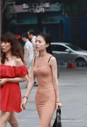 街拍發生了什麼？美女看起來不太高興啊！